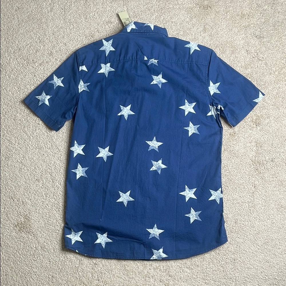 NWT American Eagle Outfitters Blue and Red Casual Button Down Shirt (Size: MT) - Picture 3 of 3
